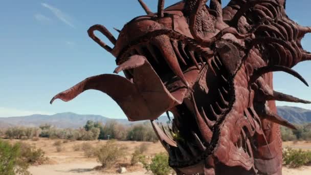 Escultura de metal de dragão no deserto de Anza Borrego, Califórnia, EUA. — Vídeo de Stock