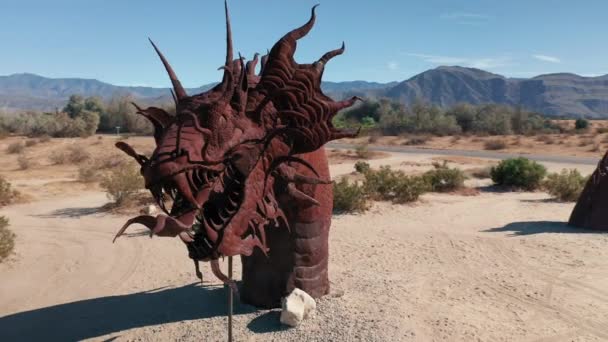 Anza Borrego Çölünde Asya ejderhası heykeli, Kaliforniya, ABD — Stok video