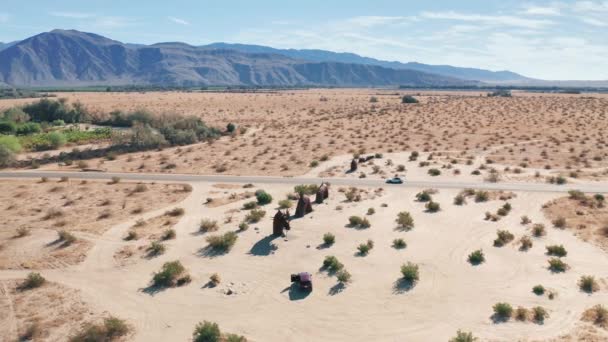 Escultura de dragão gigante no deserto de Anza Borrego, Califórnia, EUA — Vídeo de Stock