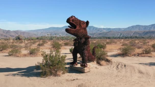 Gigant metal sculpture of trex in Anza Borrego Desert, California, USA — Stock Video