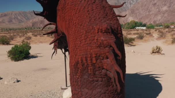 Žena procházející se po soše draka v poušti Anza Borrego — Stock video