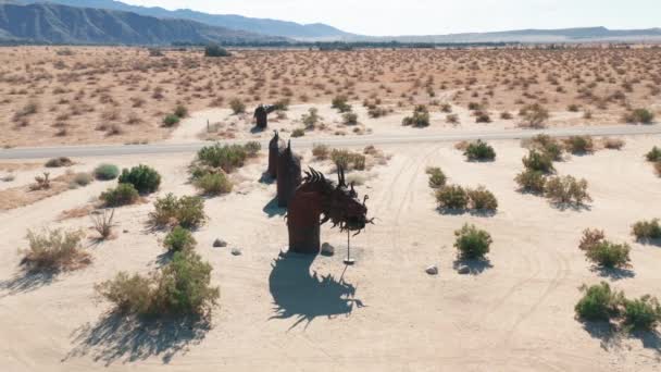 Paisagem do deserto com escultura de metal gigante de dragão no deserto de Anza Borrego — Vídeo de Stock