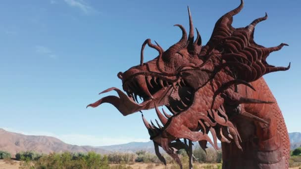 Escultura gigante de dragão no deserto de Anza Borrego, Califórnia, EUA — Vídeo de Stock