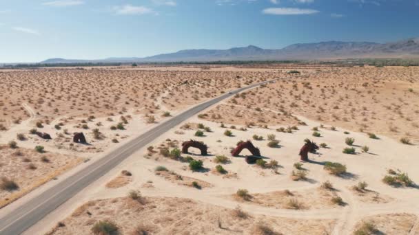 Suv carro montando em escultura de dragão no deserto de Anza Borrego, Califórnia, EUA — Vídeo de Stock