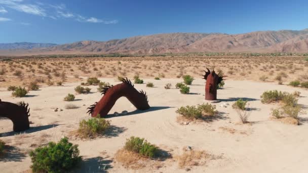 Paisagem com escultura gigantesca de dragão no deserto de Anza Borrego, Califórnia, EUA — Vídeo de Stock