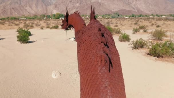 Escultura de metal vermelho de dragão no deserto de Anza Borrego — Vídeo de Stock