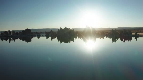 Prachtige luchtfoto beelden, 4K. Landschappelijk landschap met rotsen in blauw meer — Stockvideo