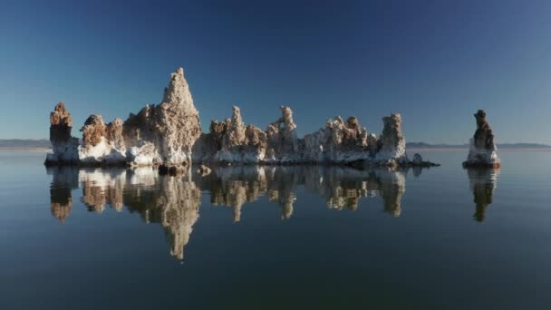 Ruhige entspannende Antenne Natur Hintergrund, weiße Steine in blauen See getaucht — Stockvideo