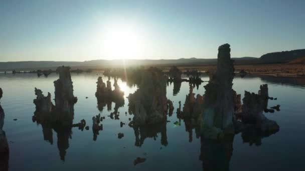 Splendido filmato della natura aerea, 4K. Panorama panoramico delle rocce nel lago blu — Video Stock