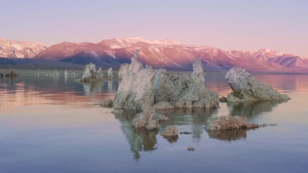 汽笛带着风景如画的岩石飞过光滑的湖面.背山 — 图库视频影像