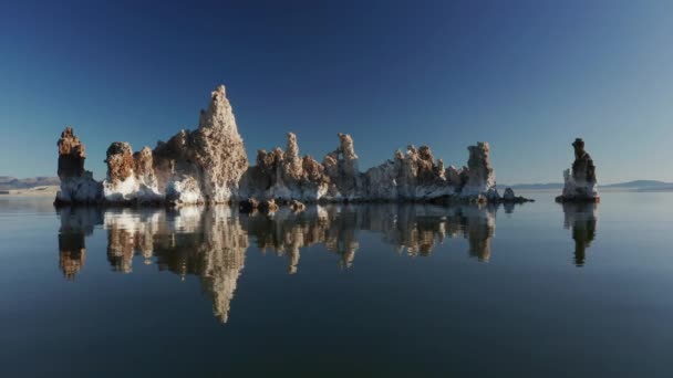Scenic landschap reflecteren in het diepblauwe meer 4K Prachtige natuur achtergrond — Stockvideo