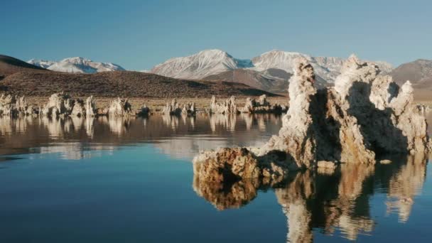 Καταπληκτικό βίντεο με τηλεκατευθυνόμενο 4K. Ορεινή λίμνη με καταγάλανα νερά και λευκά βράχια — Αρχείο Βίντεο