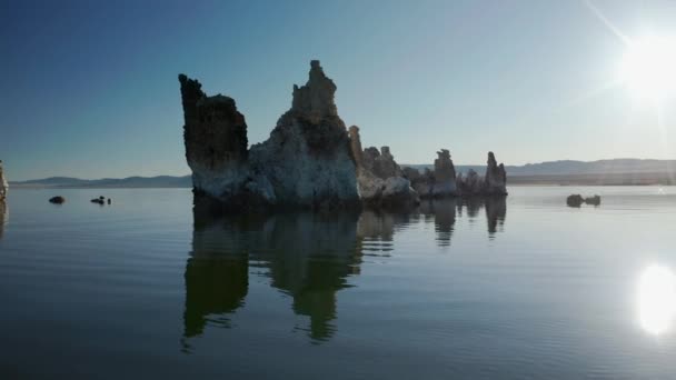 Вид з повітря на природу озера Моно, 4К. Кінетичний краєвид скелястого острова — стокове відео