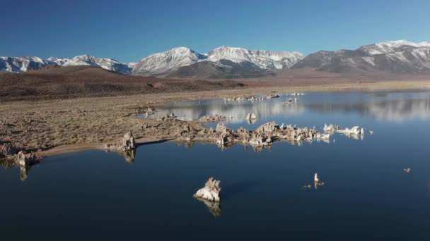 Kino-zimní krajina v zimní den 4K. Letecký pohled Přírodní park Mono Lake — Stock video