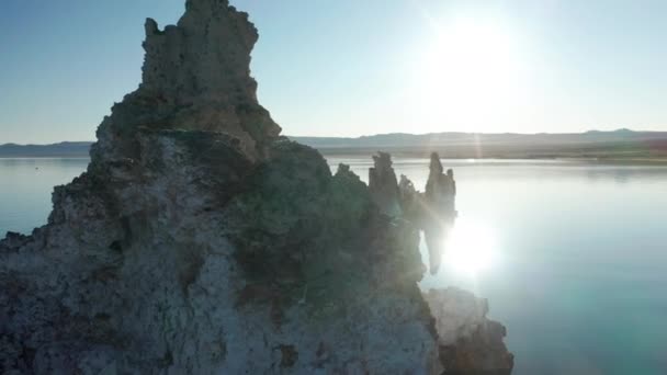 Scenic Mono Lake. Natuurbeelden vanuit de lucht, 4K. Landschap uitzicht rotsen in blauw meer — Stockvideo