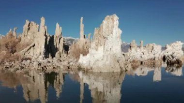 Kuzey Kaliforniya 'daki Sierra Nevada dağlarında bir göl. Sinematik vahşi doğa 4K