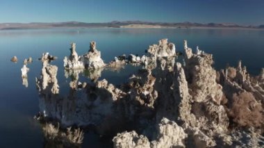 İnsansız hava aracı, keskin mızrak şeklindeki beyaz taşlarla doğayı rahatlatıyor.