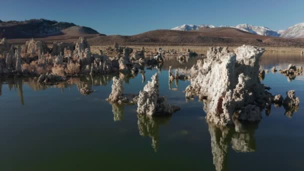 Cinematic wilderness with mountains covered by snow under the clear blue sky. — Stock Video