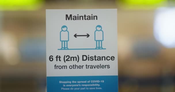 Social distans tecken på flygplatsen påminnelse hålla 6 fot, 2 meter socialt avstånd — Stockvideo