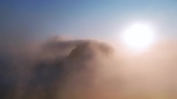 Landschaftlich schöne Landschaft Hintergrund, 4K-Blick auf den Himmel. Kamera ragt über Wolken — Stockvideo