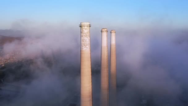 Epic aérea de las pilas de humo de la planta de energía con nubes púrpura en el fondo 4K — Vídeos de Stock