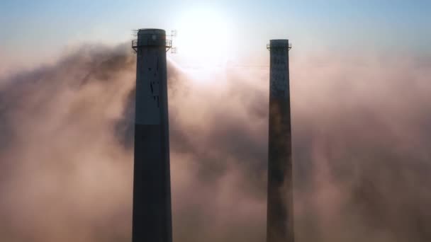 Causa efecto de calentamiento global. Tubos contaminando la atmósfera con humo, 4K USA — Vídeo de stock