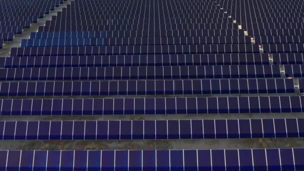 太陽光パネルの4K空撮、環境に優しい環境コンセプト. — ストック動画