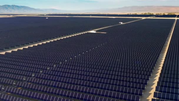 太陽エネルギーの再生可能な生態系の源。太陽光パネルに反射 — ストック動画
