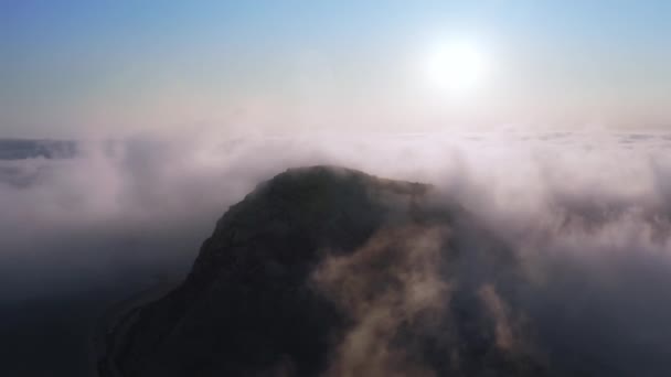 Vliegen in de wolken op zonnige zomerdag met schilderachtig landschap en mystieke berg — Stockvideo
