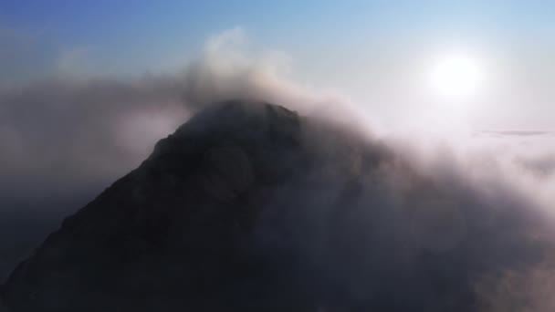 Nature estivale 4K. Nuages blancs mouvants dans le ciel bleu vue aérienne panoramique lever du soleil. 4K — Video