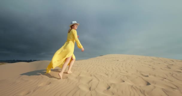 Mujer sexy en vestido largo mirando alrededor de la naturaleza del desierto — Vídeos de Stock