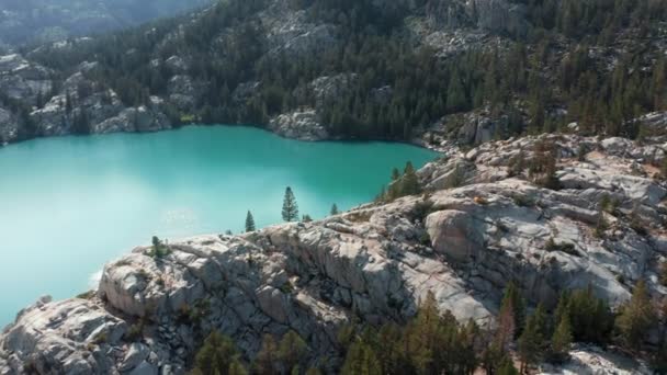 ターコイズブルーの水と空中山氷河湖、緑の木。美しい景色 — ストック動画
