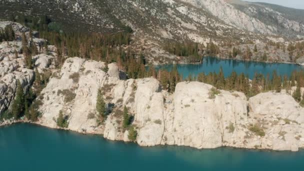 映画的性質の背景。美しいターコイズブルーの湖の水のドローンビュー — ストック動画