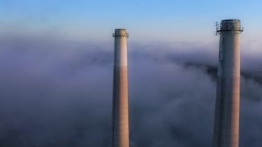 İklim değişikliği, ekoloji 4K. Emisyon bulutlu destansı duman yığını