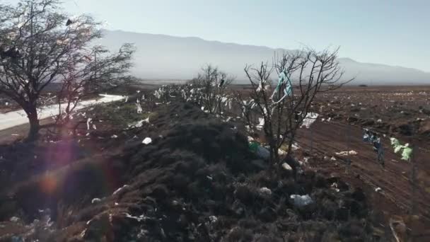 Föroreningar från sopor som flyger över soptippen på landsbygden, 4K antenn — Stockvideo
