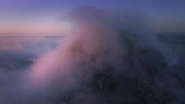 Natuur achtergrond. Roze wolken bewegen in blauwe lucht, schilderachtige antenne van zonsondergang — Stockvideo