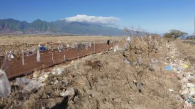 Ekoloji ve çevre felaketi kavramı, arka planda yeşil dağlar, 4K