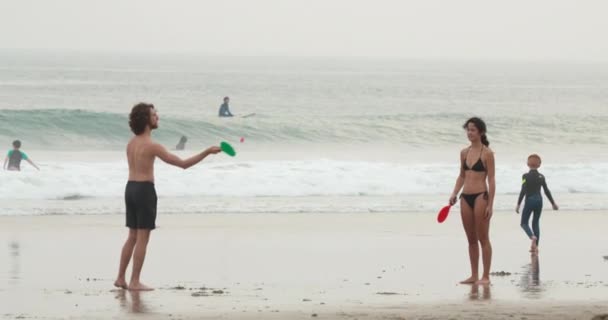 November 2020. Tieners spelen ping-pong op het strand — Stockvideo