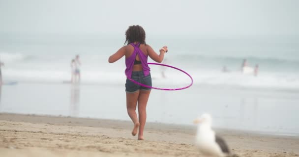 Meisje doet fitness-activiteit terwijl slingeren plastic hula hoepel — Stockvideo