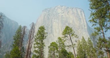 Yosemite Ulusal Parkı, ABD. Dağ zirvesinin harika manzarası