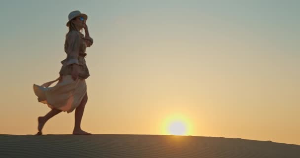 Atrakcyjna kobieta spacerująca boso po piasku na pustyni podczas safari — Wideo stockowe