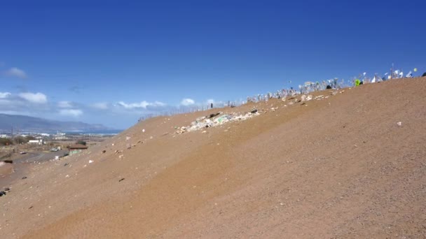 I rifiuti umani volano sul vento nell'aria con cielo blu sullo sfondo, 4K — Video Stock