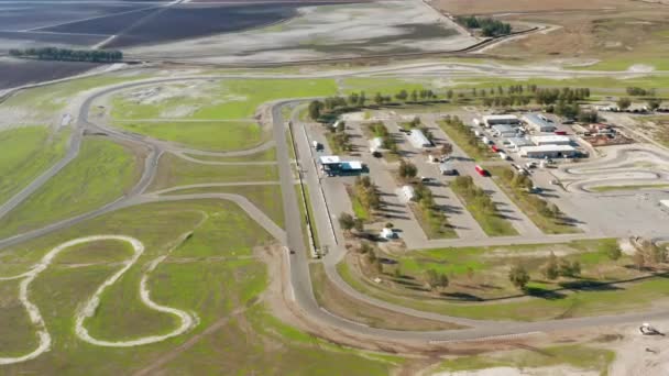 Treinamento de carro esporte na pista de corrida em Buttonwillow Raceway Park — Vídeo de Stock