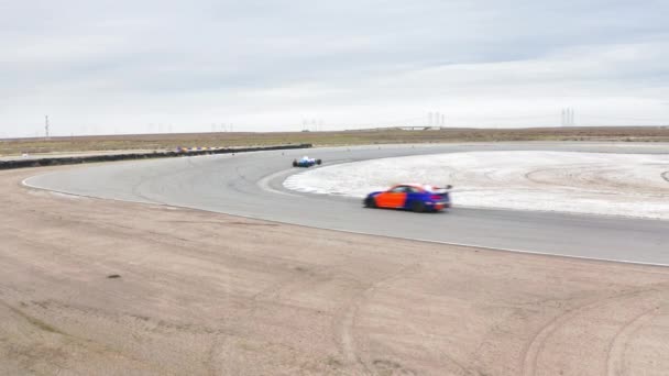 Sport cars training on curved race track at Buttonwillow Raceway Park — 비디오