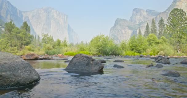 Parco Nazionale dello Yosemite, USA. Pittoresco panorama di come visto dal fiume scorrono — Video Stock