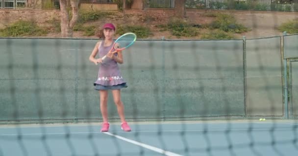 Meisje slaan gele tennisbal met de racket — Stockvideo