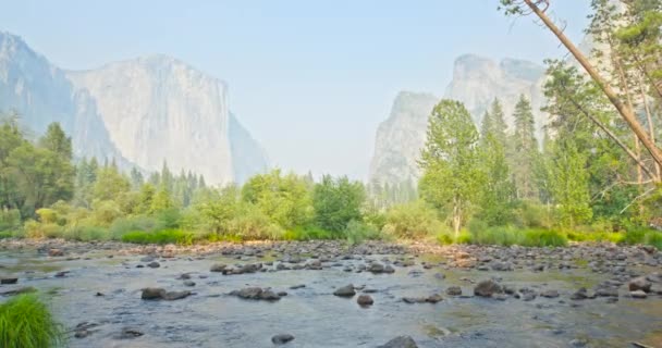 Parco Nazionale dello Yosemite, USA. Pareti di alta valle tra le scogliere — Video Stock