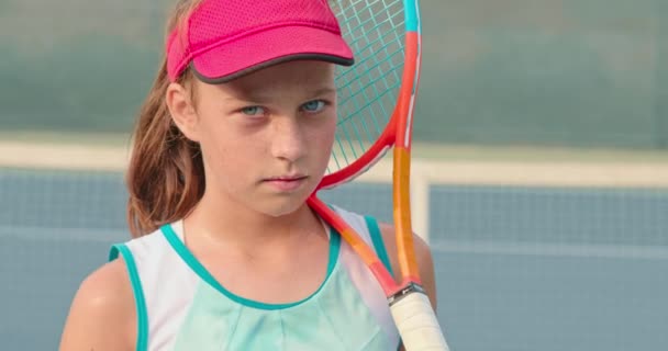 Vista de cerca de una jugadora usando gorra rosa y sosteniendo una raqueta — Vídeo de stock