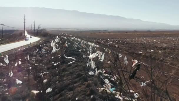Lixo de poluição plástica no campo rural com diferentes tipos de lixo, 4K — Vídeo de Stock