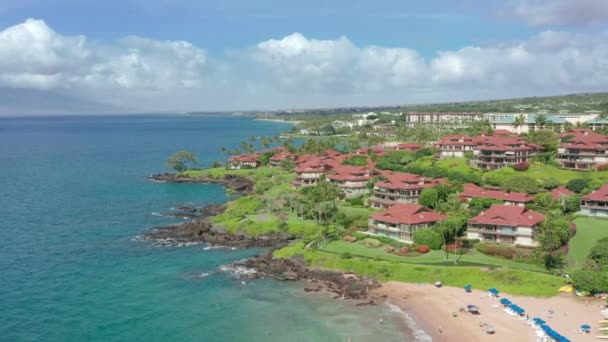 Personas que viven en villas de lujo frente al mar en Hawaii Maui Island background, 4K — Vídeos de Stock